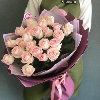 Бело-розовые розы 60 см (Россия) (код - 319338)