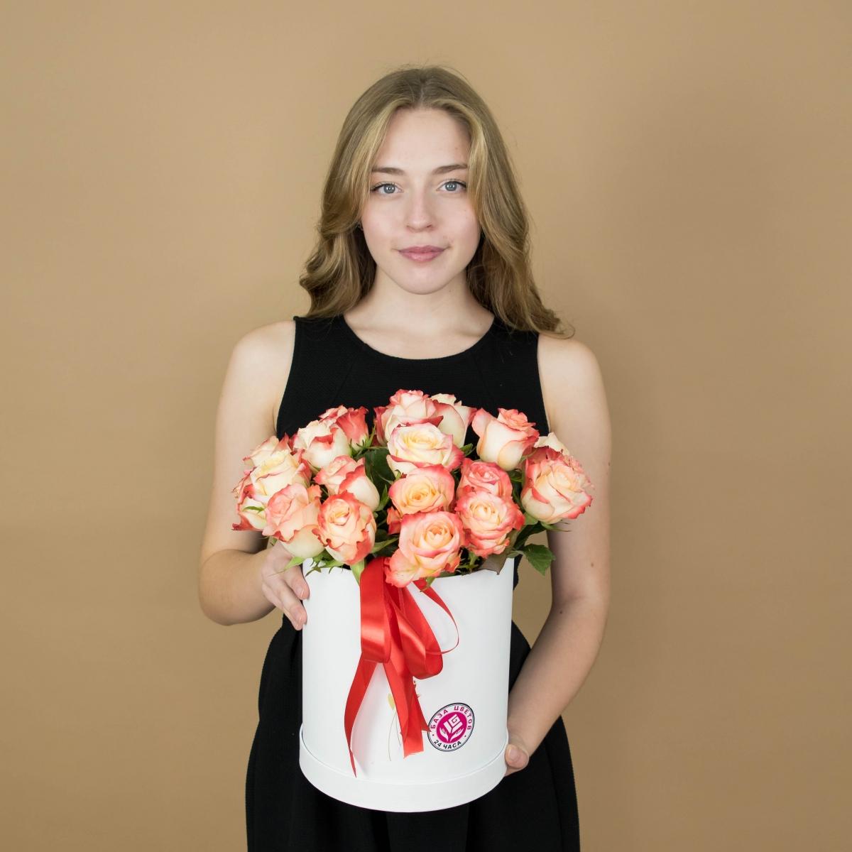 Розы красно-белые в шляпной коробке (код - 4082)