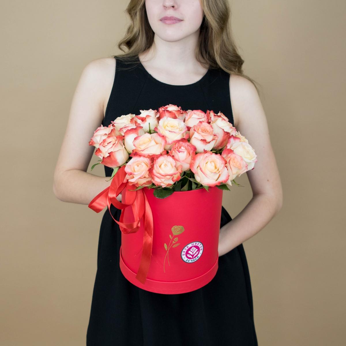 Розы красно-белые в шляпной коробке (код - 4082)